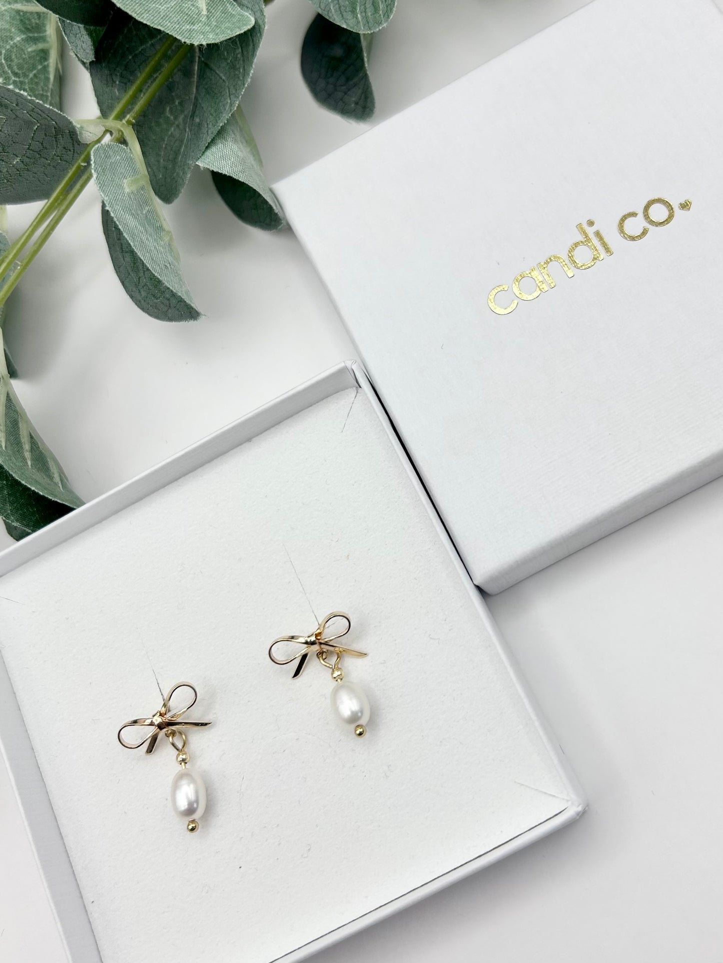 Freshwater Pearl Bow Stud Earrings – Gold or Silver-Plated